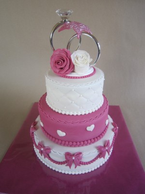 Bruidstaarten - Roze en witte bruidstaart met ringen als taarttopper Bruidstaarten - Roze en witte bruidstaart met ringen als taarttopper