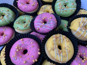Cupcakes - Donuts in roze geel en groen met sprinkles Cupcakes - Donuts in roze geel en groen met sprinkles