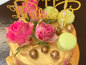 Drip Cake - Gouden dripcake met verse bloemen en macarons Drip Cake - Gouden dripcake met verse bloemen en macarons