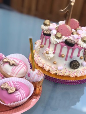 Drip Cake - Roze drip met macarons en Oreo Drip Cake - Roze drip met macarons en Oreo