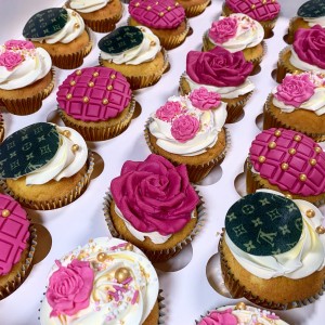 Cupcakes - Cupcakes met rozen eetbare printjes Cupcakes - Cupcakes met rozen eetbare printjes