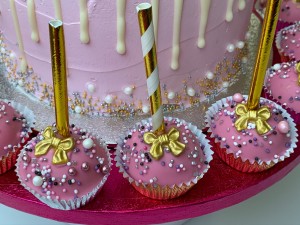 Cupcakes - Cakepops roze met gouden strikjes en sprinkles Cupcakes - Cakepops roze met gouden strikjes en sprinkles