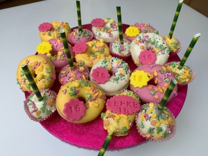 Sweettable - Tropical donuts and cakepops cakesicles Sweettable - Tropical donuts and cakepops cakesicles