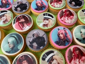 Cupcakes - Donuts en cupcakes met eetbare fotos van cosplayer @Cuteycosplay Cupcakes - Donuts en cupcakes met eetbare fotos van cosplayer @Cuteycosplay