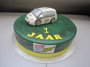 Zakelijk - Taart met 3D auto voor 1e verjaardag van dit Subway filiaal in Zakelijk - Taart met 3D auto voor 1e verjaardag van dit Subway filiaal in