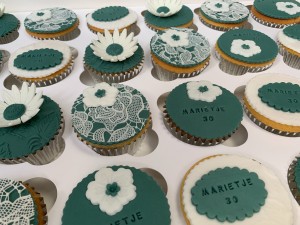 Cupcakes - Cupcakes met eetbaar kant en bloemetjes Cupcakes - Cupcakes met eetbaar kant en bloemetjes