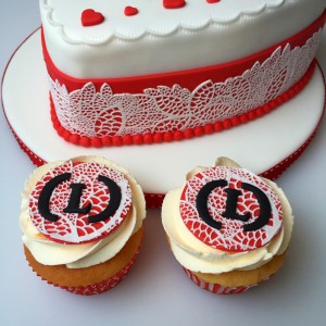 Cupcakes - Bruidscupcakes met eetbaar kant Cupcakes - Bruidscupcakes met eetbaar kant