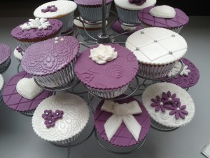 Cupcakes - Bruidscupcakes paars en wit Cupcakes - Bruidscupcakes paars en wit