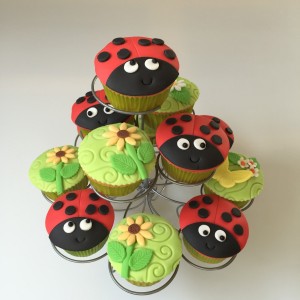 Cupcakes - Cupcakes met lieveheersbeestjes lady bug Cupcakes - Cupcakes met lieveheersbeestjes lady bug