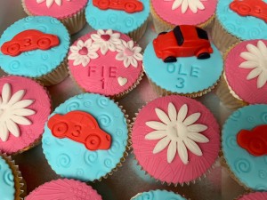 Cupcakes - Cupcakes met autootjes en bloemen Cupcakes - Cupcakes met autootjes en bloemen