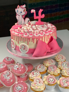 Sweettable - Sweet table dripcake donuts cupcakes Marie Sweettable - Sweet table dripcake donuts cupcakes Marie