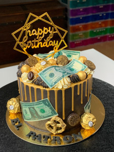 Drip Cake - Dripcake zwart goud met eetbare dollarbiljetten Drip Cake - Dripcake zwart goud met eetbare dollarbiljetten