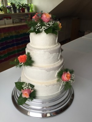 Bruidstaarten - Bruidstaart met verse bloemen als in het bruidsboeket Bruidstaarten - Bruidstaart met verse bloemen als in het bruidsboeket